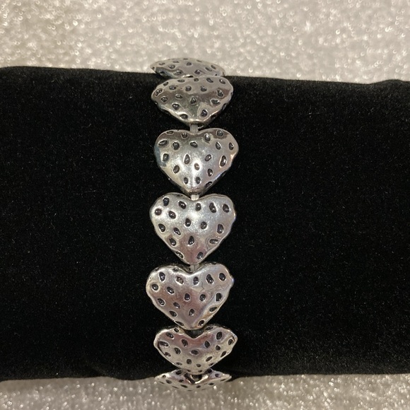 NWOT - Pewter Coloured Stretch Textured Heart Bracelet - Picture 3 of 9